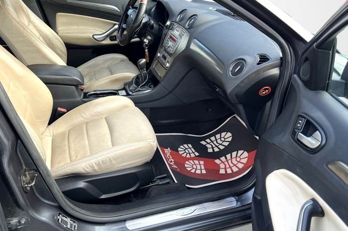 Grå Ford Mondeo fra 2008