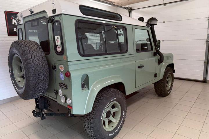 Grøn Land Rover Defender 90 fra 2016