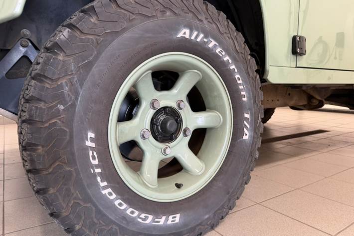 Grøn Land Rover Defender 90 fra 2016