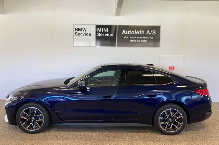 Blå BMW i4 fra 2025