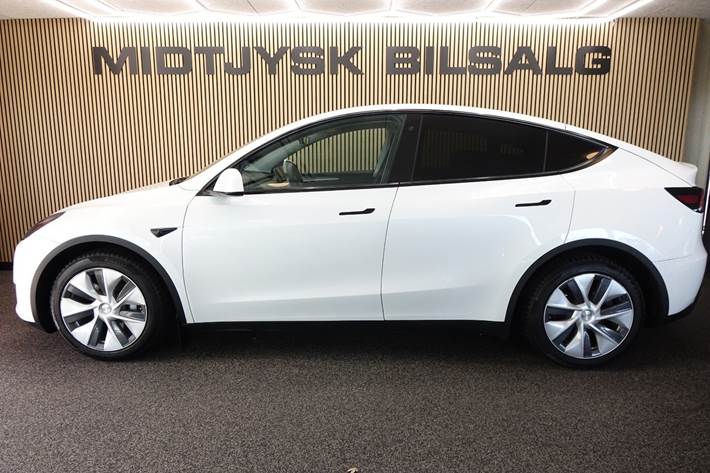 Hvid Tesla Model Y fra 2022