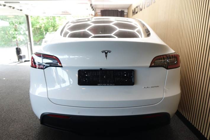 Hvid Tesla Model Y fra 2022