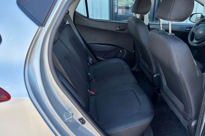 Sølv Hyundai i10 fra 2017