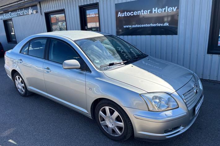 Sølv Toyota Avensis fra 2004