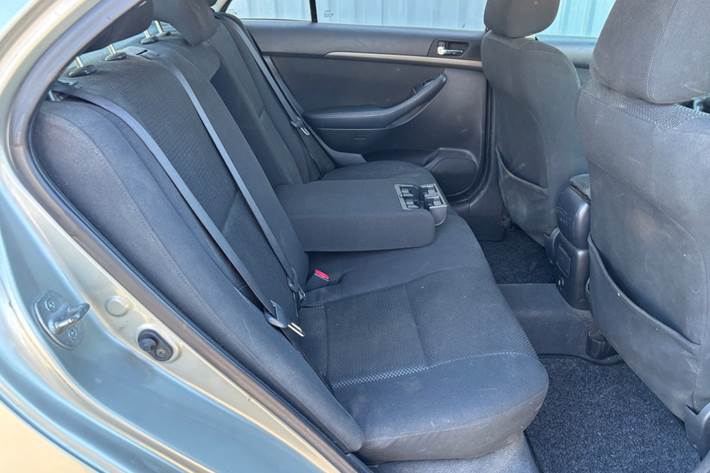 Sølv Toyota Avensis fra 2004