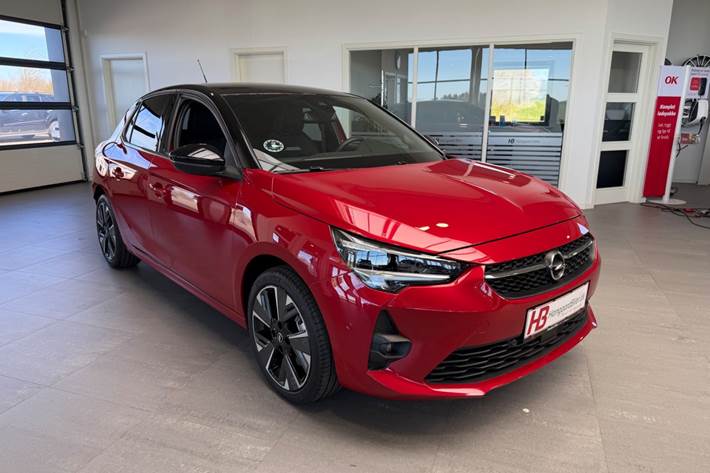 Rød Opel Corsa-e fra 2023 set udefra