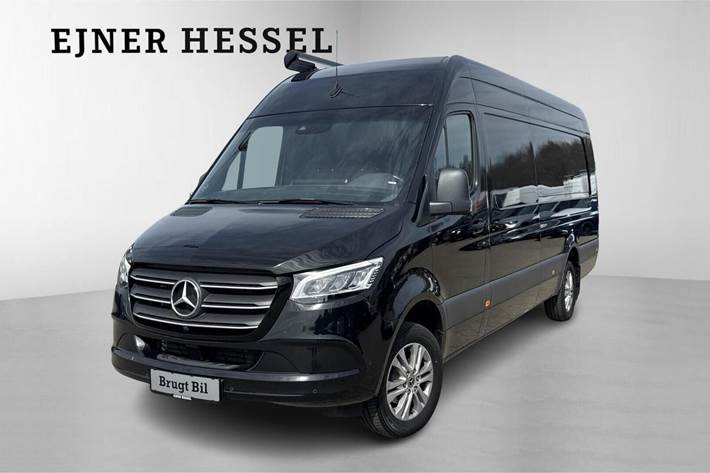Sort Mercedes Sprinter 319 fra 2024