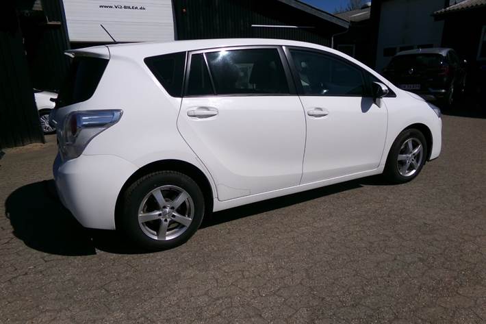 Hvid Toyota Verso fra 2013
