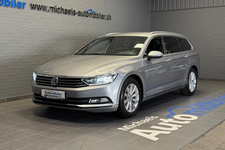 Sølv VW Passat fra 2018 set udefra