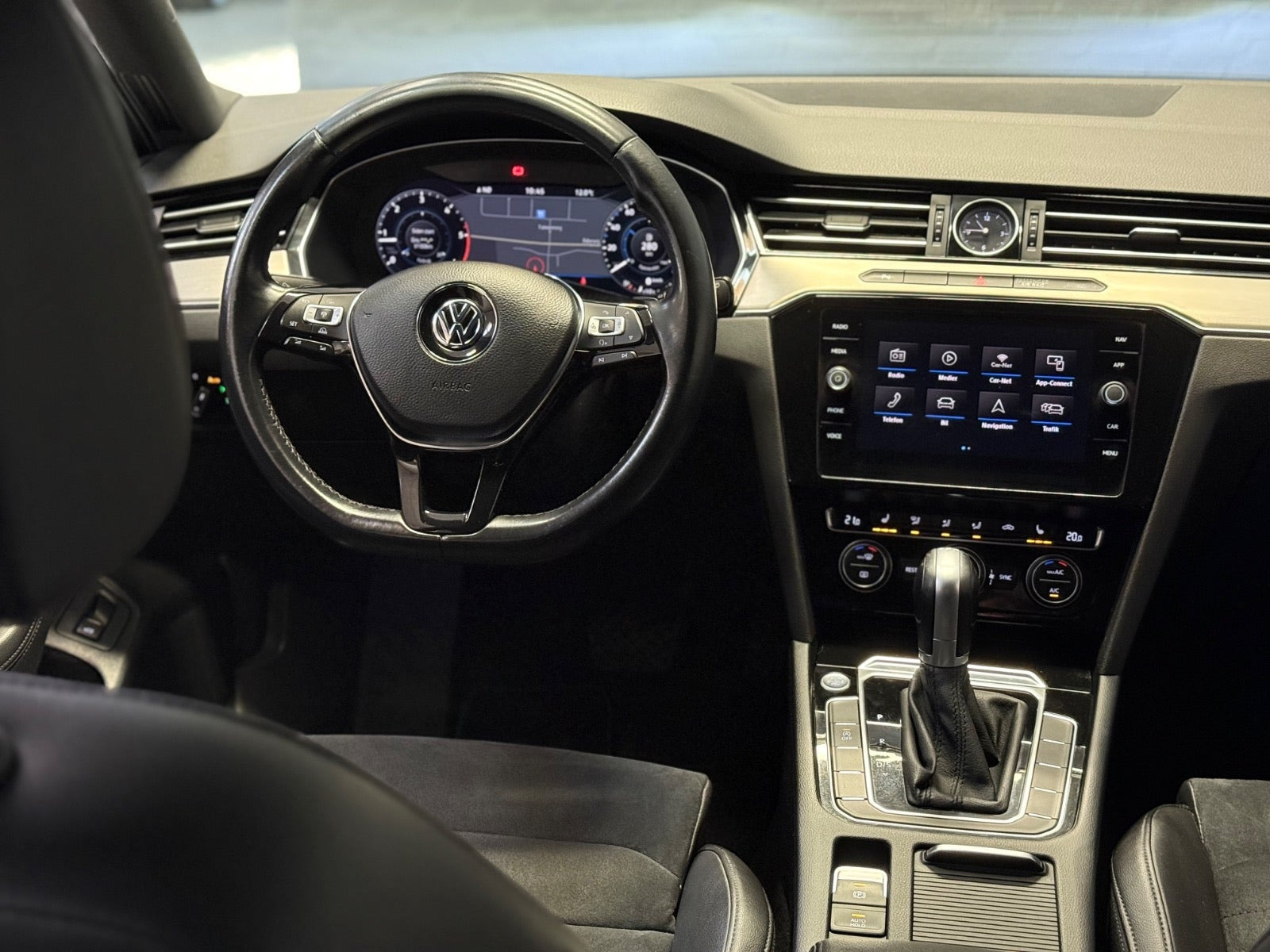 Sølv VW Passat fra 2018
