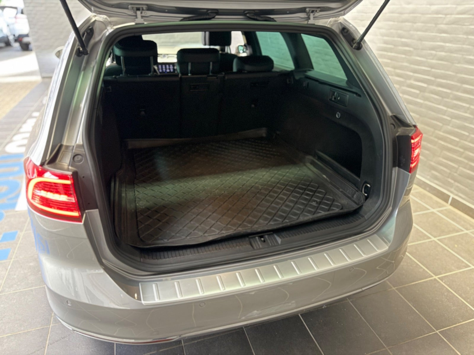 Sølv VW Passat fra 2018