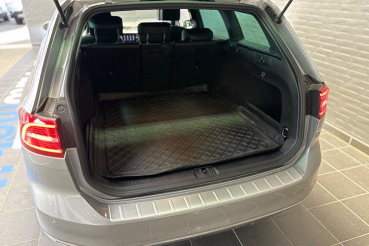 Sølv VW Passat fra 2018