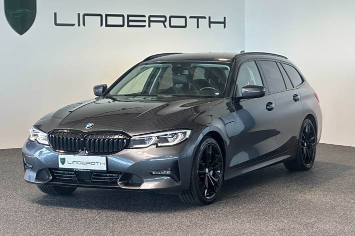 Grå BMW 330e fra 2021