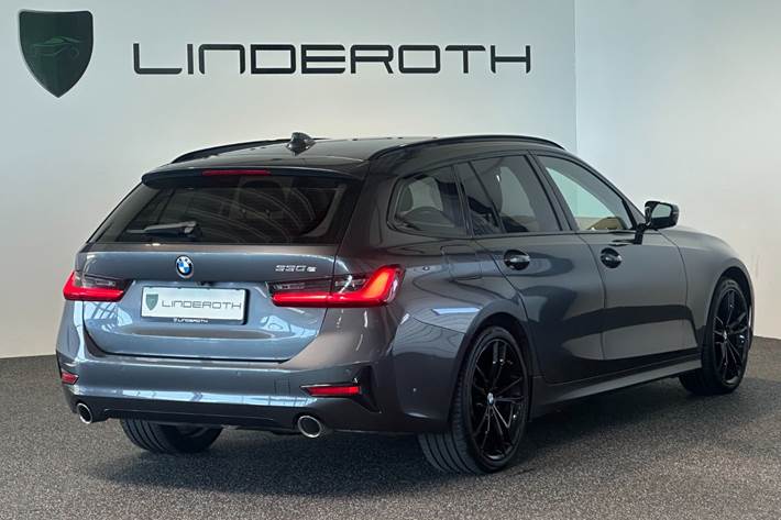 Grå BMW 330e fra 2021