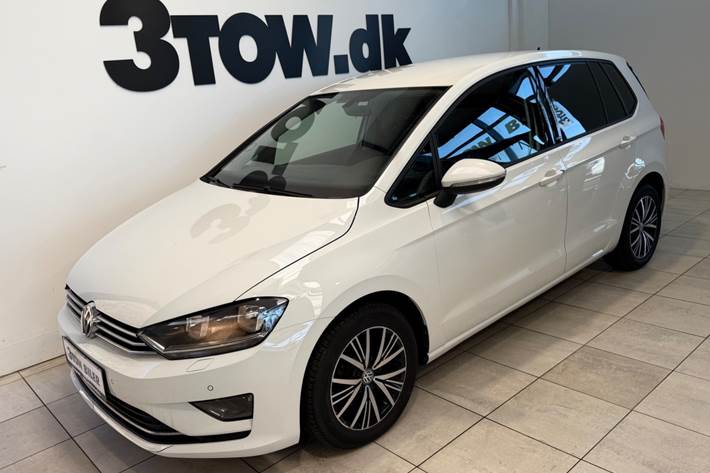 Hvid VW Golf Sportsvan fra 2017 set udefra