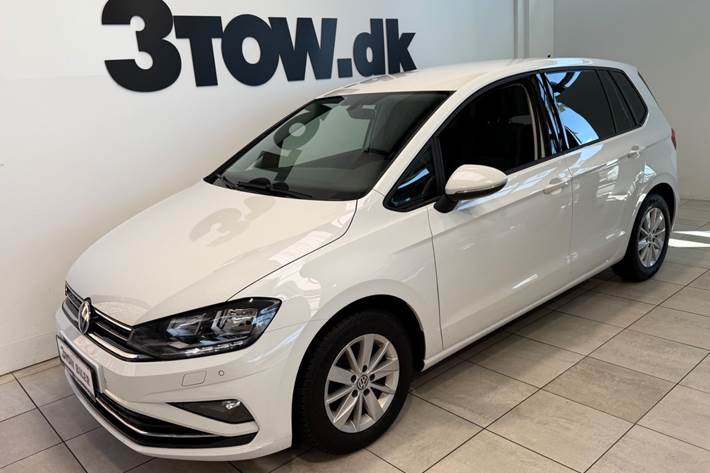 Hvid VW Golf Sportsvan fra 2019 set udefra