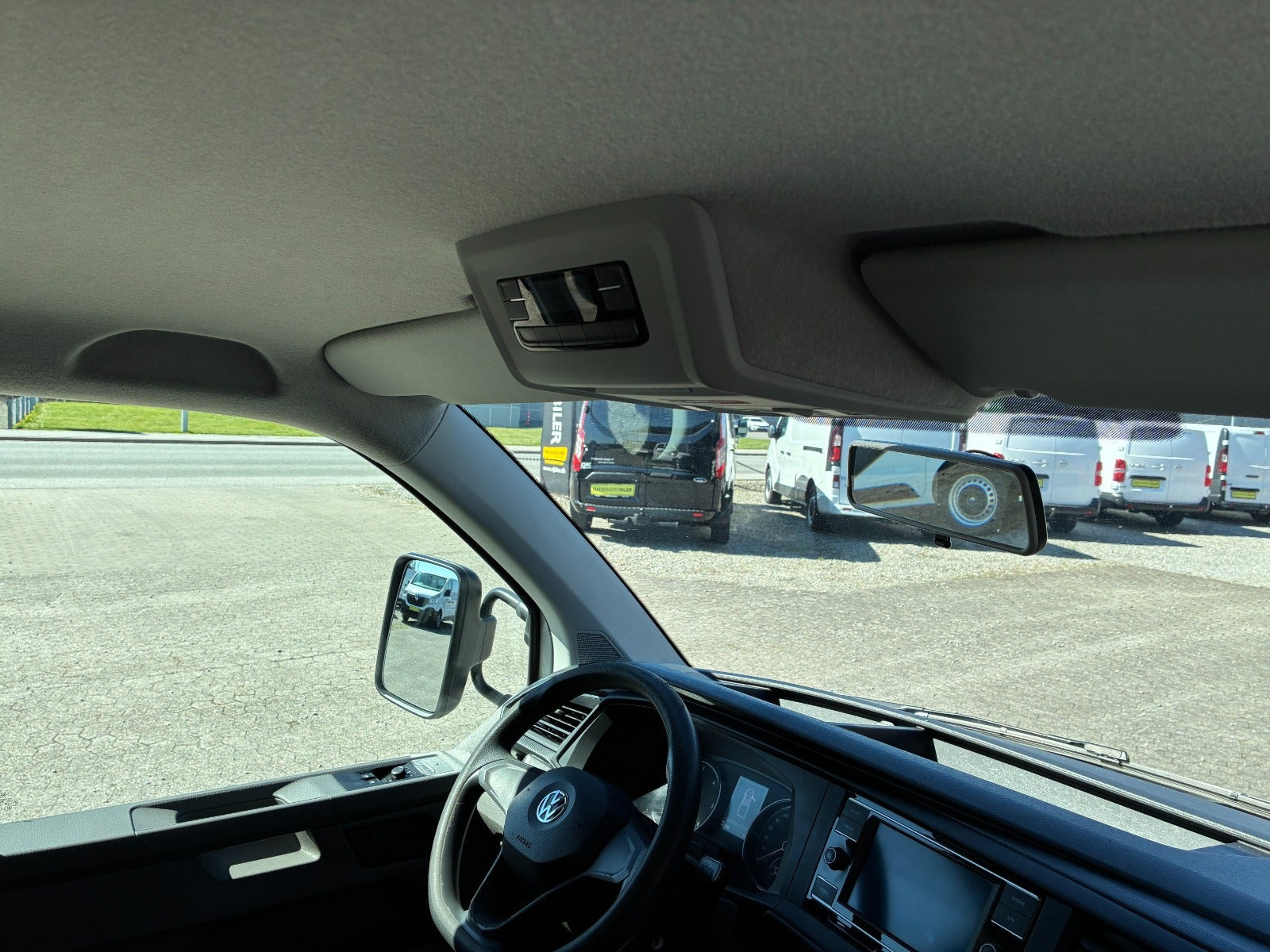 Hvid VW Transporter fra 2020