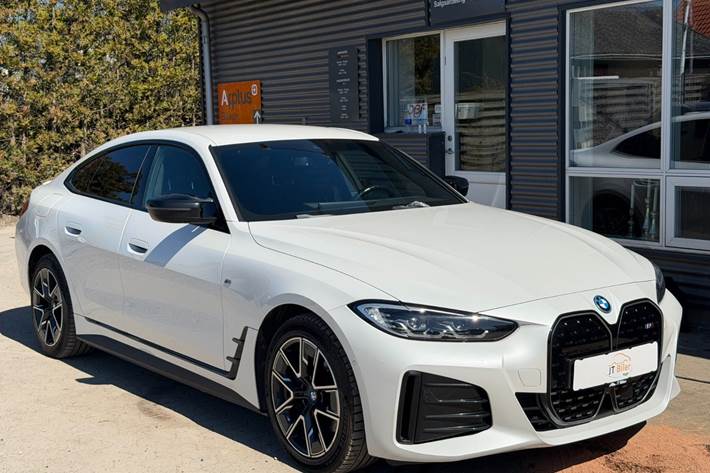 Hvid BMW i4 fra 2022 set udefra