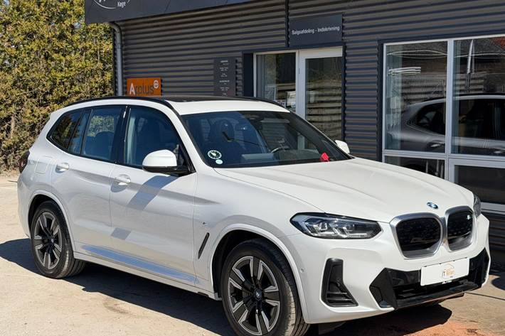 Hvid BMW iX3 fra 2022 set udefra