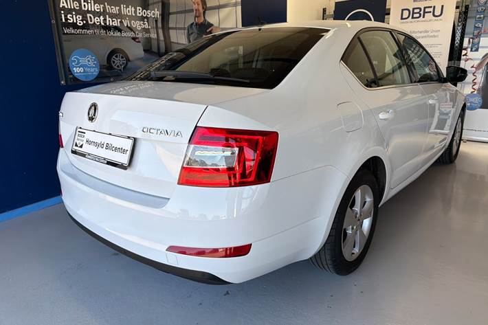 Hvid Skoda Octavia fra 2017