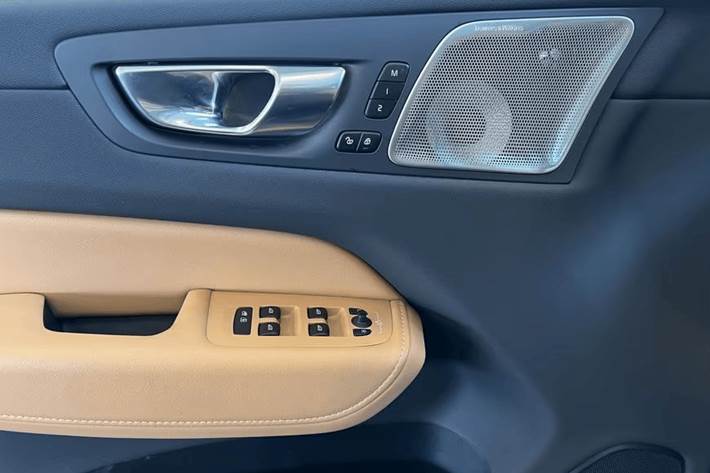 Grå Volvo XC60 fra 2023