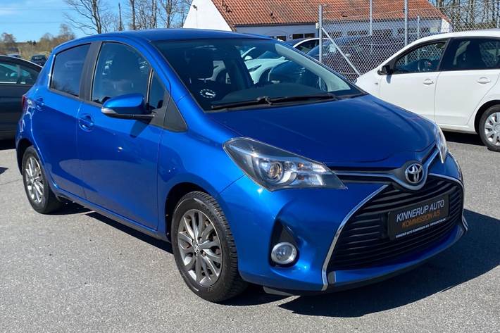 Blå Toyota Yaris fra 2016
