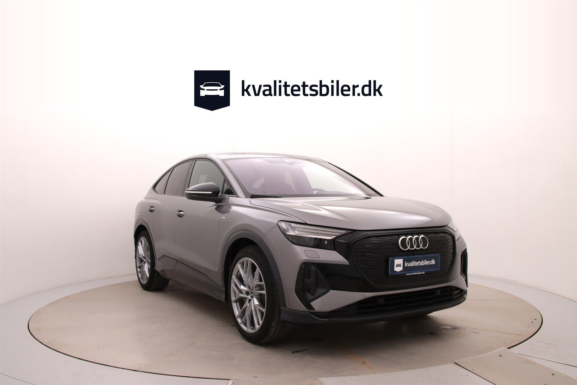 Grå Audi Q4 fra 2024