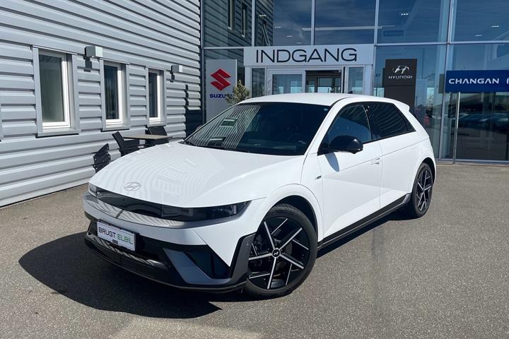 Hvid Hyundai Ioniq 5 fra 2024 set udefra