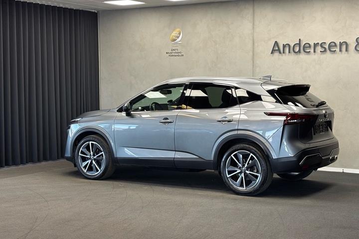 Grå Nissan Qashqai fra 2022