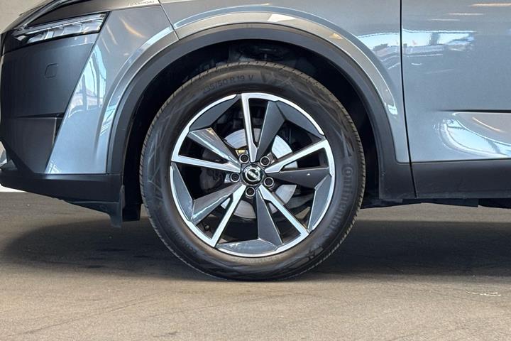 Grå Nissan Qashqai fra 2022