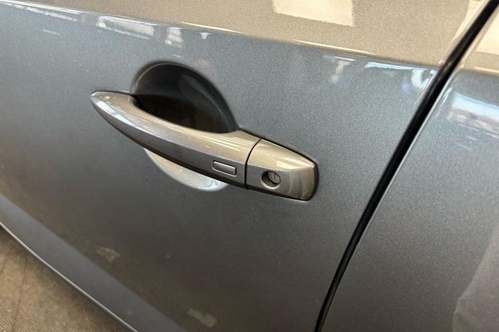 Grå Nissan Qashqai fra 2022