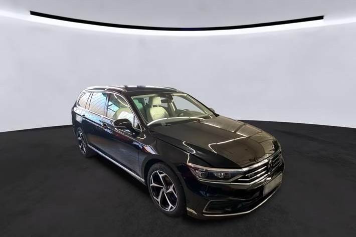 Sort VW Passat fra 2022