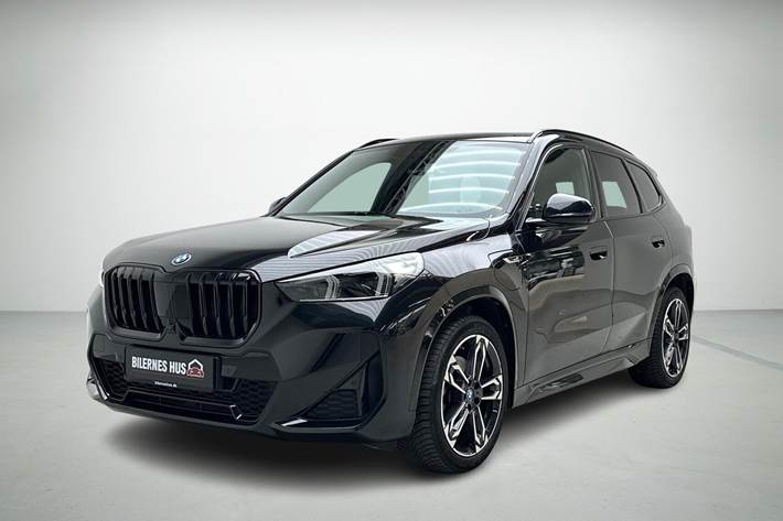 Sort BMW X1 fra 2023 set udefra