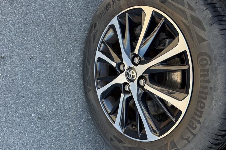 Sort Toyota Yaris fra 2019
