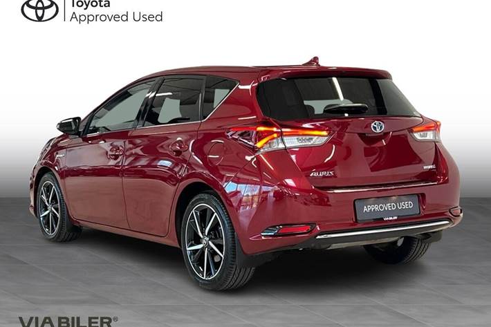 Rød Toyota Auris fra 2017