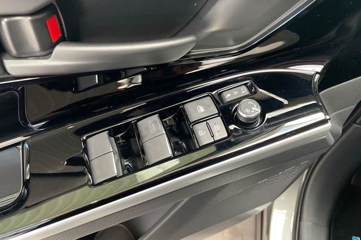 Sølv Toyota BZ4X fra 2025