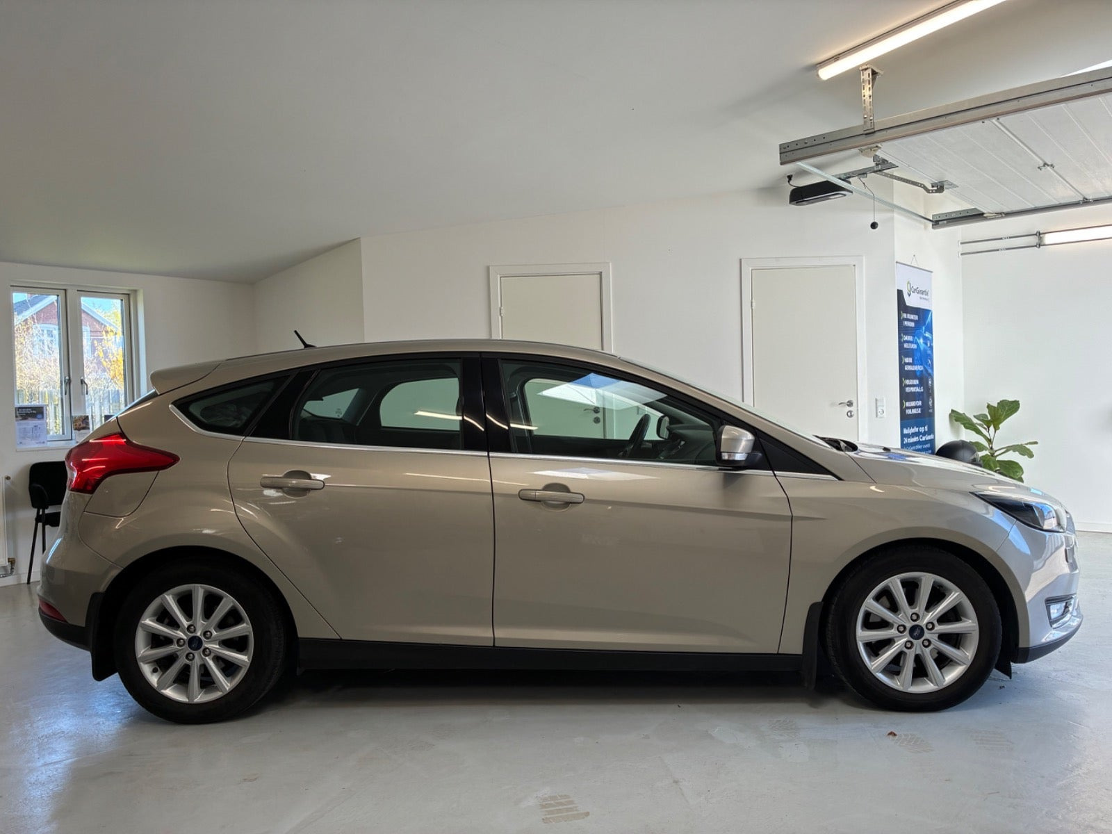Beige Ford Focus fra 2016
