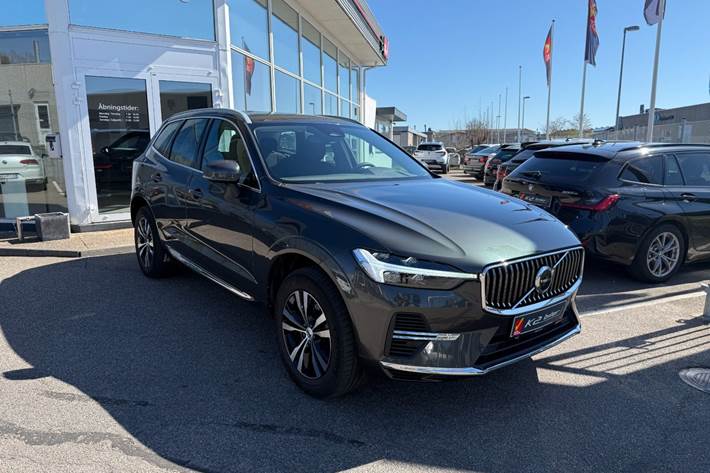 Grå Volvo XC60 fra 2022
