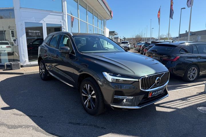 Grå Volvo XC60 fra 2022 set udefra