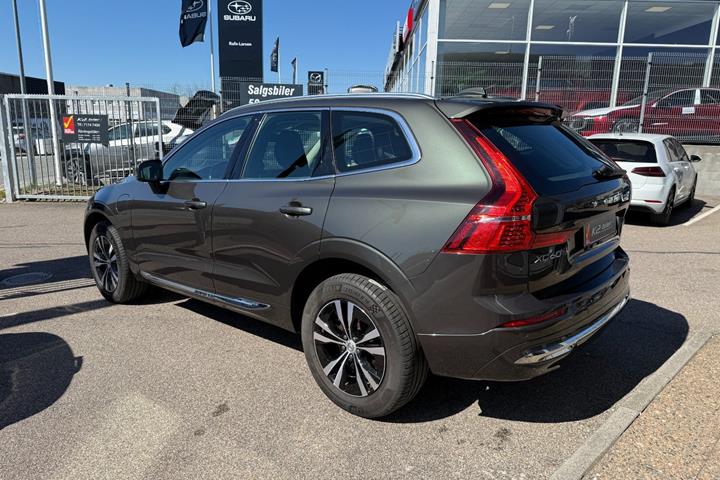 Grå Volvo XC60 fra 2022
