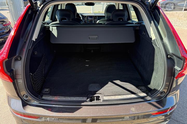 Grå Volvo XC60 fra 2022