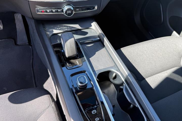 Grå Volvo XC60 fra 2022