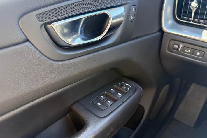 Grå Volvo XC60 fra 2022