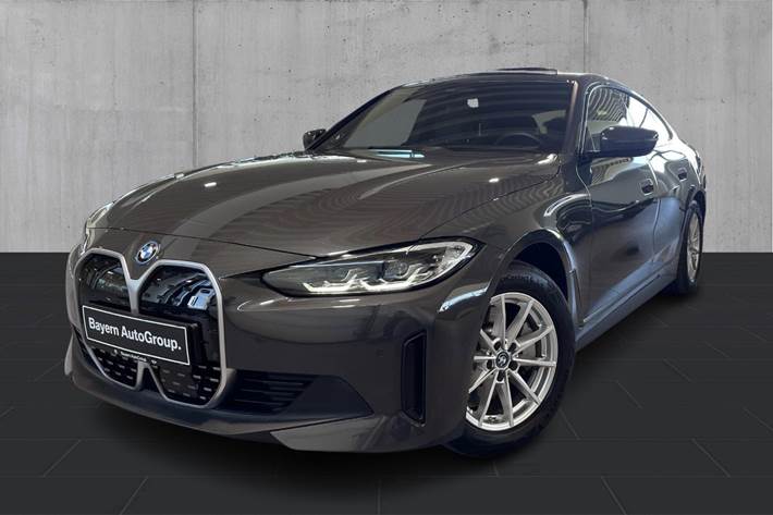 Grå BMW i4 fra 2023 set udefra