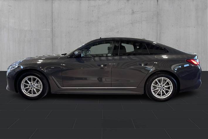 Grå BMW i4 fra 2023