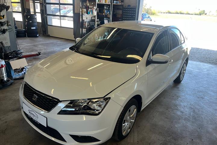 Hvid Seat Toledo fra 2015 set udefra