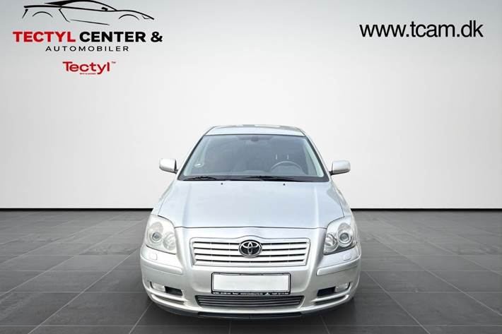 Orange Toyota Avensis fra 2004