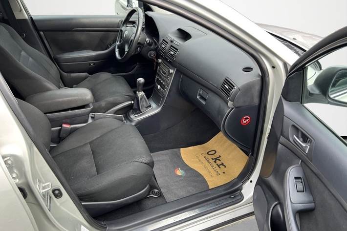 Orange Toyota Avensis fra 2004