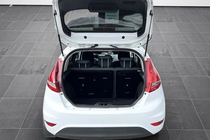 Hvid Ford Fiesta fra 2011