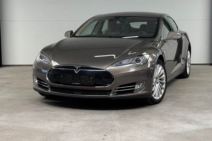 Orange Tesla Model S fra 2015